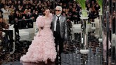 Dunia Cermin Rumah Mode Chanel Rumah mode Chanel menghadirkan koleksi haute couture yang melambangkan dualisme wanita, yakni sisi lembut dan tangguh, dalam dunia penuh cermin.