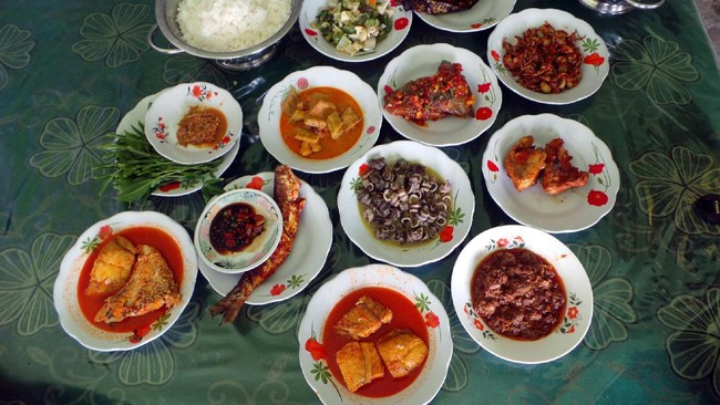Di kampus Institut Teknologi Bandung, ada unit kegiatan untuk mahasiswa yang berasal dari daerah Riau. Beberapa waktu lalu mereka bikin pesta kuliner Melayu.