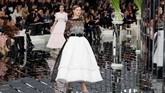 Dunia Cermin Rumah Mode Chanel Rumah mode Chanel menghadirkan koleksi haute couture yang melambangkan dualisme wanita, yakni sisi lembut dan tangguh, dalam dunia penuh cermin.