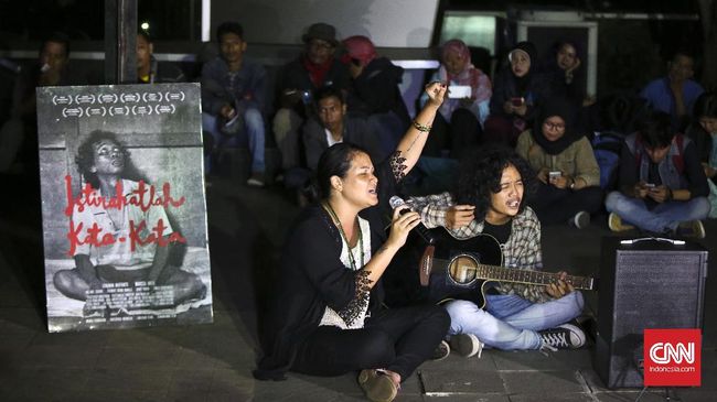 Berbeda dengan pemeran lainnya yang diaudisi sutradara, ia ditunjuk langsung keluarga Wiji Thukul untuk memerankan Ida di film Istirahatlah Kata-kata. 