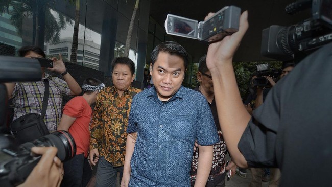 Andy Purnomo yang juga menjabat Ketua Komisi IV DPRD Klaten itu sama sekali enggan berkomentar soal pemeriksaannya. Ia masih tetap bungkam.
