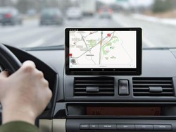 Gegara GPS, Mobil Turis Terjatuh dan Tergantung Terbalik di Pohon