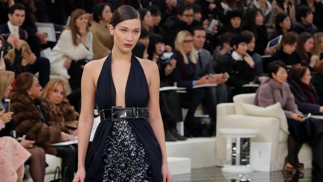 Model Bella Hadid dikabarkan tengah dekat dengan juara dunia tinju kelas berat, Anthony Joshua, setelah hubungan asmaranya bersama The Weeknd kandas tahun lalu.