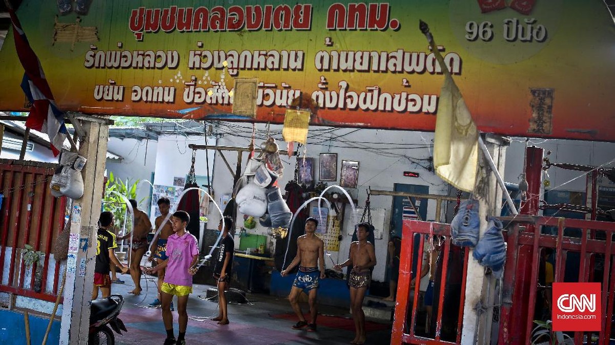 Pencetak Juara Muay Thai dari Kolong Jembatan