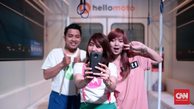 Masih mengedepankan konsep modular, Moto Z2 Play menawarkan desain lebih tipis namun kapasitas baterai yang dipangkas dari generasi pendahulunya.