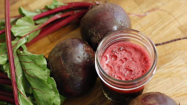 alasan untuk rutin minum jus buah bit