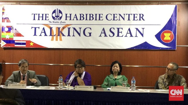 Filipina sebagai Ketua ASEAN pada 2017 berharap pembicaraan mengenai Code of Conduct di Laut China Selatan dapat rampung di bawah kepemimpinannya.