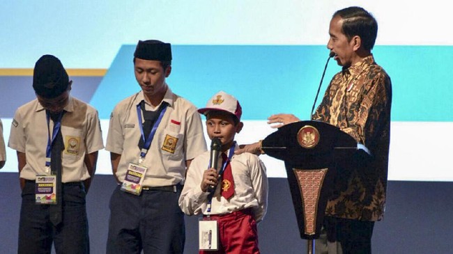 Meramu informasi dengan 'air mata' jadi salah racikan mujarab yang menjadi pola sebaran kabar hoax. Termasuk rantai kisah Ari dan Jokowi yang tengah viral.