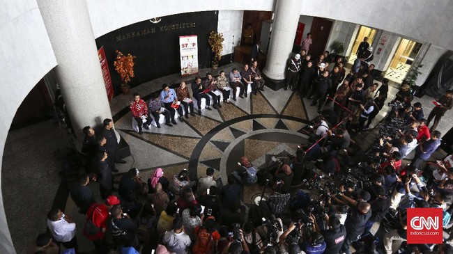 KPK menyita beberapa dokumen dari ruang kerja Patrialis Akbar dan juga anggota hakim konstitusi I Dewa Gede Palguna dan Mahahan Sitompul.