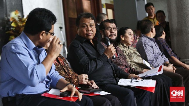 Para hakim Mahkamah Konstitusi membahas kasus bocornya draft putusan uji materi. Draft ini dimiliki oleh penyuap Patrialis Akbar.