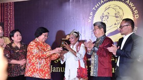 Aleta Baun Terima Yap Thiam Hien Award 2016