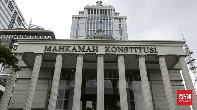 Batas Masa Jabatan Presiden 2 Periode Digugat ke MK Aturan batas masa jabatan presiden maksimal dua periode dalam Undang-Undang Nomor 7 tahun 2017 tentang Pemilihan Umum digugat ke Mahkamah Konstitusi (MK).