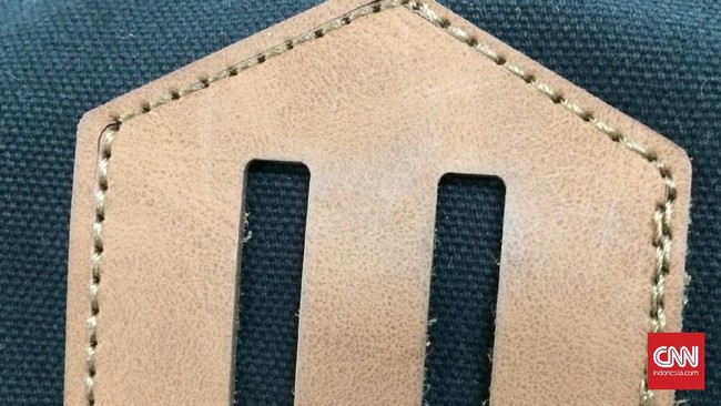 Kalau kamu perhatikan beberapa model tas punya tempelan kecil berbentuk segi empat yang diposisikan seperti bentuk berlian, atau segi enam. Apa gunanya?
