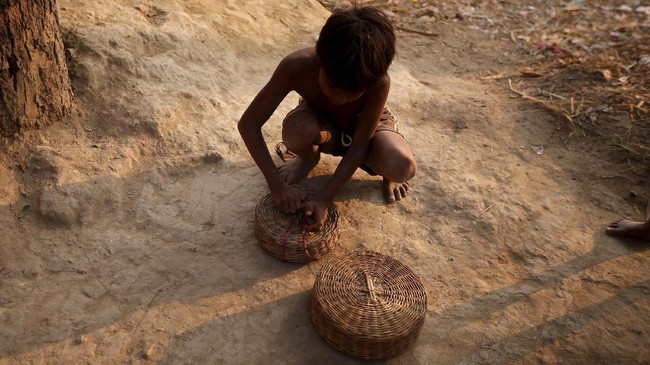 Setibanya di kelas, siswa sekolah Kamarajanagar, India itu baru mengetahui seekor ular 'menghuni' tasnya sepanjang perjalanan dari rumah ke sekolah.