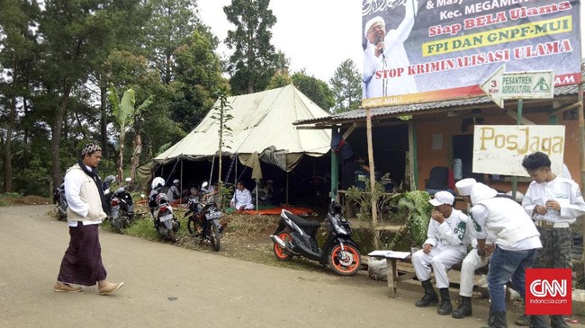 Tak sembarang orang bisa masuk pondok pesantren pimpinan Rizieq Shihab. Setiap orang akan dicegat oleh anggota Laskar FPI yang berjaga di pos perbatasan kampung