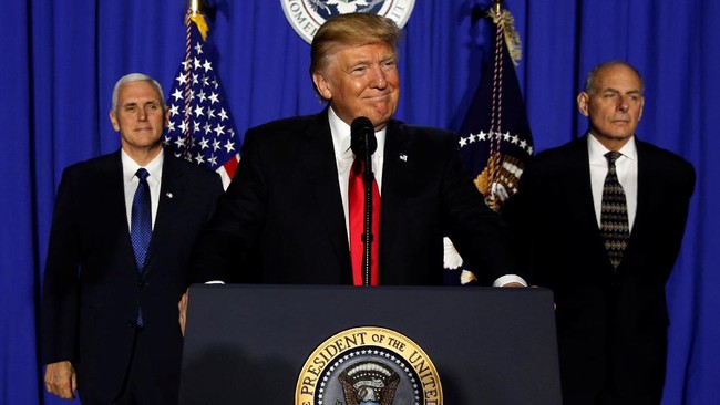 Donald Trump sudah meneken perintah eksekutif yang melarang kedatangan pendatang atau imigran dari negara mayoritas Islam. Bagaimana nasib pemegang green card?
