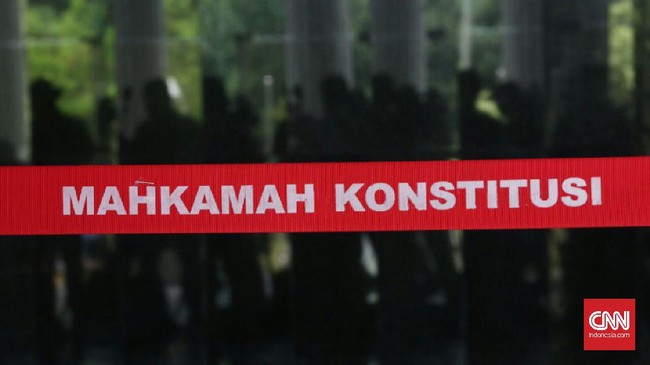 Mahasiswa UI Gugat UU TNI ke MK Usai Disahkan DPR Tujuh mahasiswa UI mengusulkan uji formil terhadap UU TNI nan baru disahkan pemerintah dan DPR ke Mahkamah Konstitusi (MK).