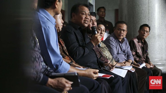Ketua MK menyebut, tidak ada hal janggal selama proses sidang uji materi UU Ternak. Namun dia memang belum bisa menghubungi Patrialis sejak Rabu malam.