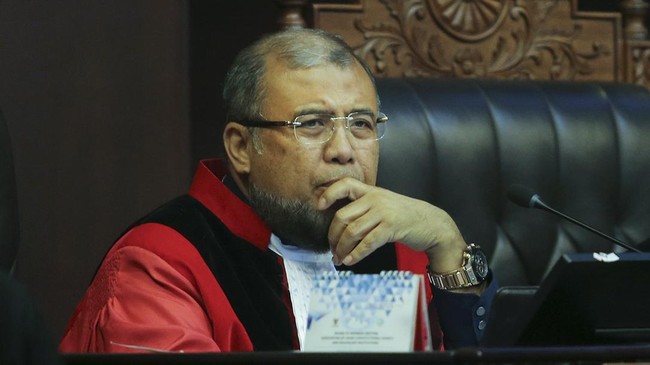 Patrialis sepanjang hidupnya pernah duduk di tiga cabang kekuasaan negara: legislatif, eksekutif, dan yudikatif.