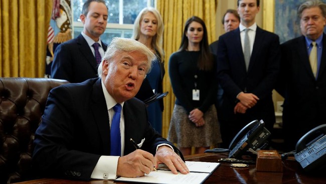 Seratus hari sudah Trump menduduki tahta tertinggi pemerintahan Amerika Serikat. Apa saja janji program yang sudah berhasil dia capai sejauh ini?
