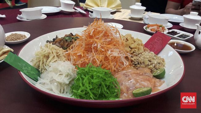 Dalam tradisi Tionghoa, bahkan sepiring sayur dan ikan bernama yu sheng dapat jadi sumber keberkahan di tahun yang baru.