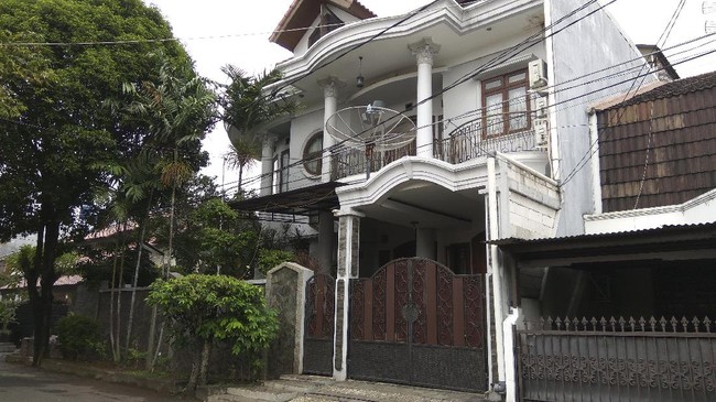 Pada 6 November 2013, kekayaan Patrialis tercatat Rp14,9 miliar, melonjak 42 persen dari harta pada Februari 2012 yang sebesar Rp10,4 miliar.