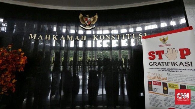 MK kembali menggelar sidang pengujian UU Cipta Kerja. Hakim menyidangkan empat perkara melalui tiga panel pada Rabu (21/4) hari ini.