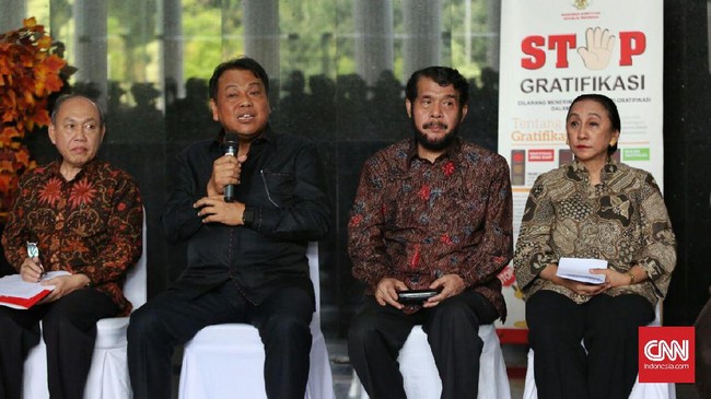 Ketua Mahkamah Konstitusi Arief Hidayat menyatakan dewan etik MK yang terdiri dari lima orang akan mempelajari kasus yang menjerat Patrialis Akbar.