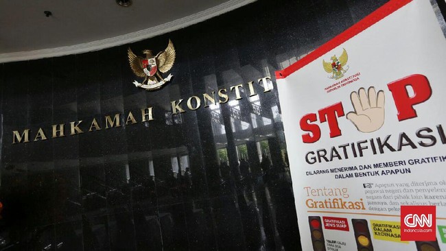 Dewan Etik MK pernah menangani perkara Patrialis Akbar menyangkut uji materi dalam pelaksanaan pemilihan kepala daerah serentak tahun 2015.