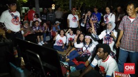 Keseruan Pendukung Ahok Nobar Debat di Pinggir Jalan