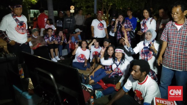 Tidak bisa masuk ke arena debat Pilkada, pendukung Ahok-Djarot memutuskan untuk nonton bareng di pinggir jalan Menara Bidakara.
