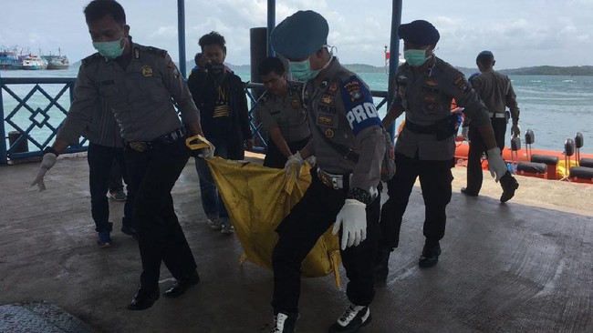Sembilan jenazah itu diduga terbawa arus dan ditemukan secara terpisah di perairan Bintan pada Jumat (27/1).