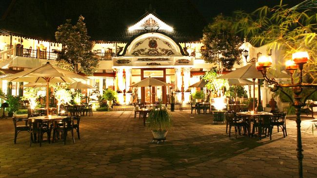 Sebuah bangunan bekas Kerajaan Mataram kini menjadi destinasi turis mancanegara, tempat itu jadi restoran yang menjamu hidangan Eropa hingga Nusantara.