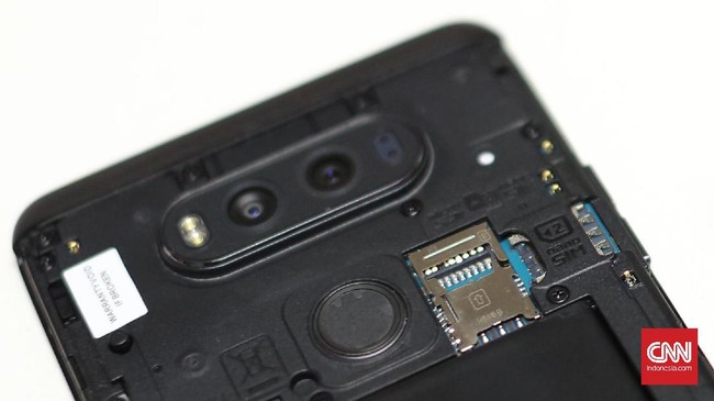 Bentuk fisik ponsel serta fasilitas mode yang dimiliki ponsel LG V20. CNNIndonesia/Safir Makki