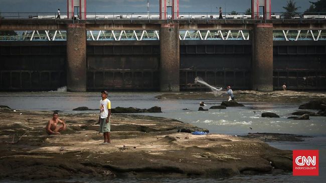 Di pinggiran Sungai Cisadane, warga ramai-ramai melakukan ritual Keramas Bareng sebagai simbol penyucian diri menjelang Ramadan.