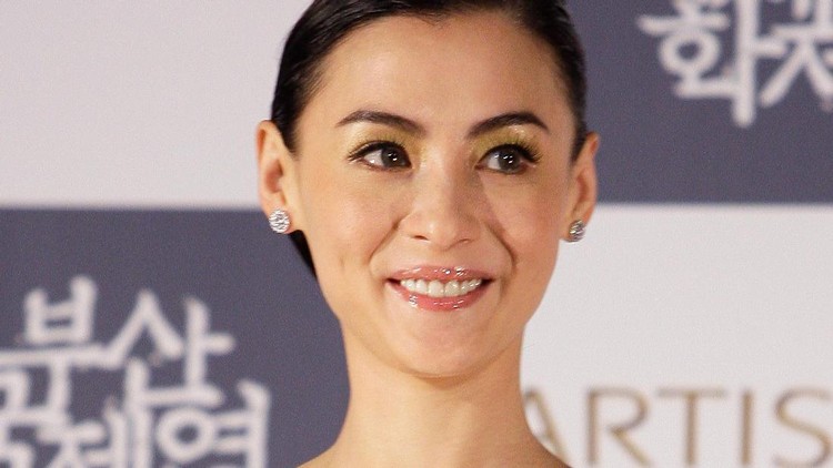 Artis Hong Kong Cecilia Cheung mengajak keluarganya liburan ke luar negeri di tengah isu virus corona. Ia seperti tak terpengaruh, Bun.