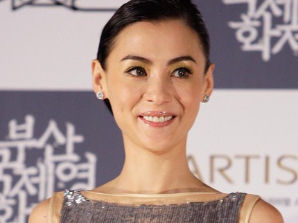 Takut Kena Virus Corona, Artis Cantik Hong Kong Pakai Masker & Sarung Tangan