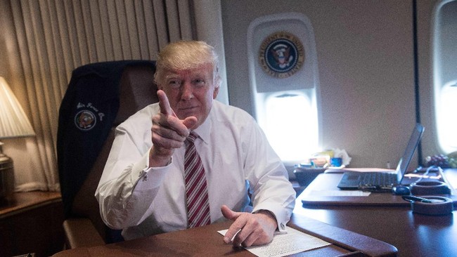 Trump 'Pede' Negosiasi AS Kuasai TikTok Bisa Berhasil Pekan Depan Presiden Trump optimis dapat kesepakatan terkait TikTok dengan China pekan depan. Negosiasi mencapai tahap akhir, fokus pada detail kesepakatan.