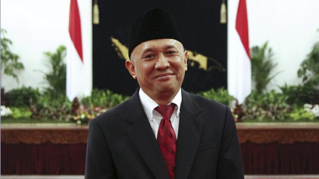 Teten disebut-sebut sebagai anggota Partai Komunis Indonesia, sedangkan Kantor Staf Presiden dianggap sebagai sarang PKI.