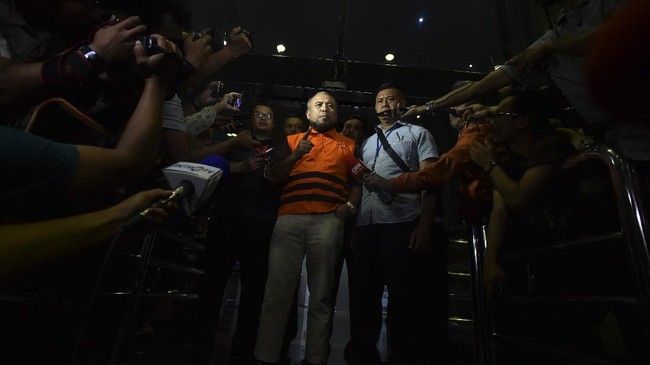 Draf itu diterima Patrialis setelah meminta sekretaris yustisial pribadinya, Suryo Gilang Ramadhon, untuk mencetak dari panitera pengganti.
