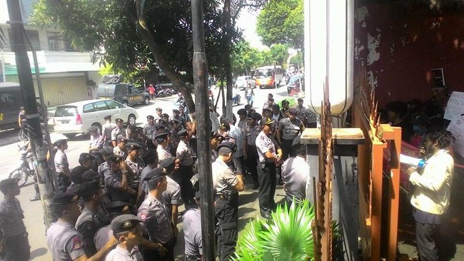 Puluhan polisi menghalangi mahasiswa asal Papua yang hendak menggelar demonstrasi hari ini di Yogyakarta. Mahasiswa hendak memprotes sweeping di Dogiyai, Papua.