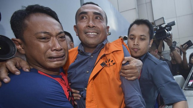 Samsu Umar didakwa menyuap mantan Ketua Mahkamah Konstitusi (MK) Akil Mochtar sebesar Rp1 miliar untuk memenangkan sengketa pilkada tahun 2011.