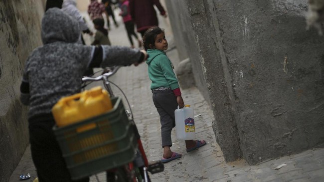 Petugas kebersihan di rumah-rumah sakit di Jalur Gaza mogok kerja karena belum menerima gaji selama lima bulan.