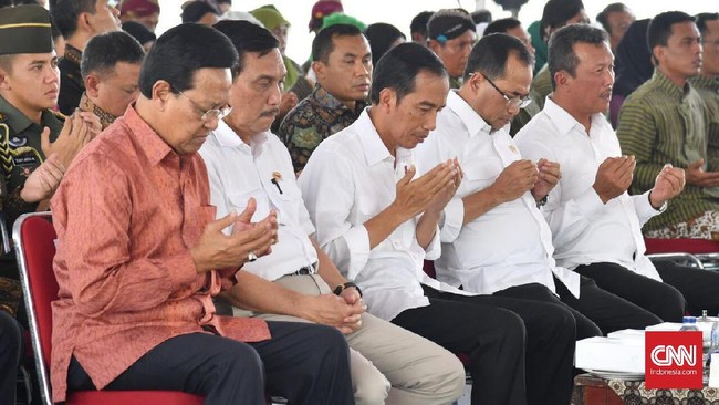 Presiden Jokowi kesal, sejak diwacanakan enam tahun lalu, proyek pembangunan bandara Kulon Progo tidak kunjung dimulai. "Mundar-mundur," ucapnya.