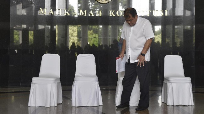 Pengawasan MK oleh pihak luar bukan berarti MK berada di bawah lembaga yang mengawasinya. Pihak luar akan mengawasi perilaku hakim MK, bukan lembaga peradilan.