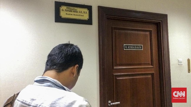 Pemerintah bersama DPR perlu menyiapkan sistem rekrutmen yang memenuhi prinsip transparan dan akuntabel karena hakim juga adalah aparat negara.