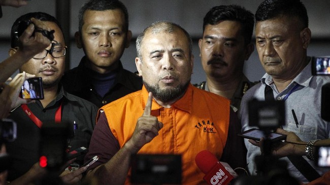 Siapa sebenarnya yang membocorkan draf putusan uji materi UU Ternak? Dan apa kepentingan Patrialis Akbar dalam putusan uji materi tersebut?