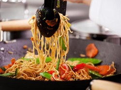 Nikmat! Tips Tetap Sehat Makan Mi Goreng Saat Berbuka Puasa dari Ahli Gizi