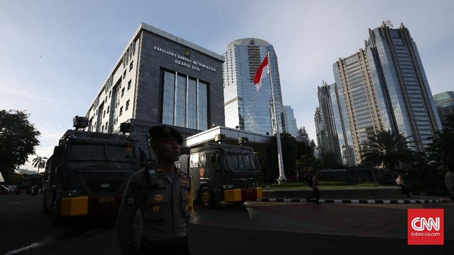 Kelima tersangka ini dijerat Pasal 378 KUHP dan atau Pasal 372 KUHP dan atau Pasal 263 KUHP dengan ancaman hukuman di atas lima tahun penjara.