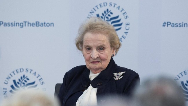 Mantan Menlu AS Madeleine Albright siap menjadi seorang Muslim jika Presiden Donald Trump berkeras terapkan aturan ketat bagi kaum Muslim di Amerika.